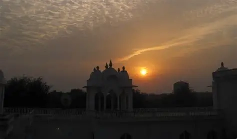Savista Retreat under a hazy sky at sunset, view of the buildings.