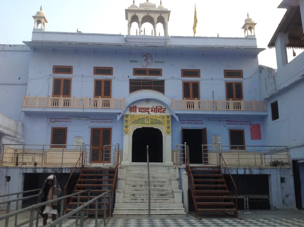 Quiet temple setting with calm surroundings and classic design, ideal for reflection and spiritual connection