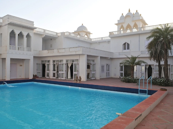 The Architecture of Peace: Why a Boutique Retreat in Jaipur Triumphs Over the Crowded City Hotel