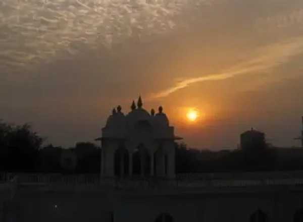 Savista Retreat under a hazy sky at sunset, view of the buildings.