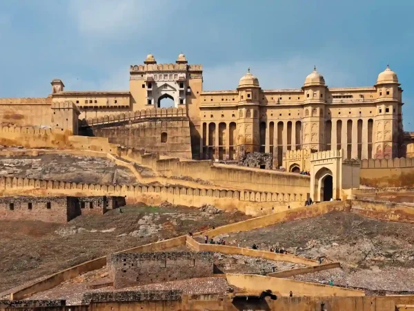 Amber Fort, Jaipur: A sprawling palace complex on a hillside with intricate architecture.